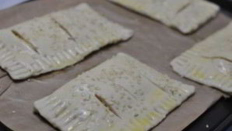 слоеное тесто с сыром в духовке