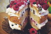 Бисквитный ягодный торт со сливочно-творожным кремом