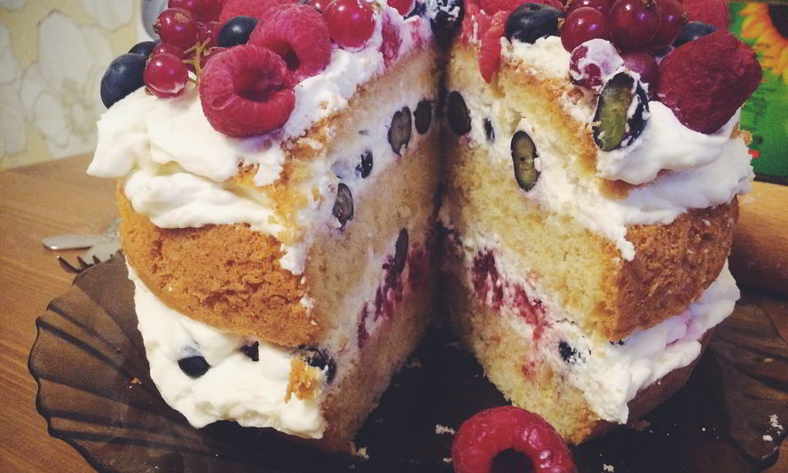 Рецепт бисквитный ягодный торт со сливочно-творожным кремом