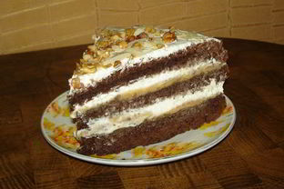 Шоколадный бисквит с бананами и сливками