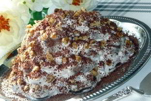 Шоколадный пряничный торт с ананасом