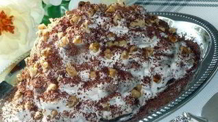 Шоколадный пряничный торт с ананасом