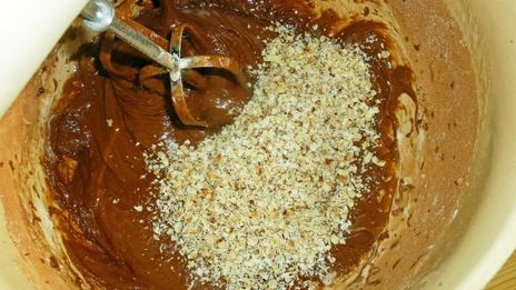 шоколадный торт с грецкими орехами