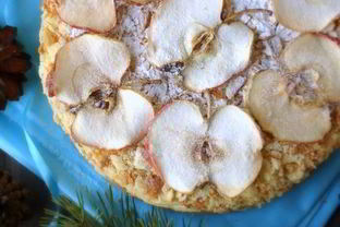 Слоеный торт с яблоками и ванильным кремом