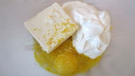 слоеный торт с яблоками и ванильным кремом