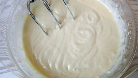 слоеный торт с яблоками и ванильным кремом