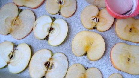 слоеный торт с яблоками и ванильным кремом