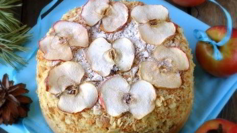 слоеный торт с яблоками и ванильным кремом