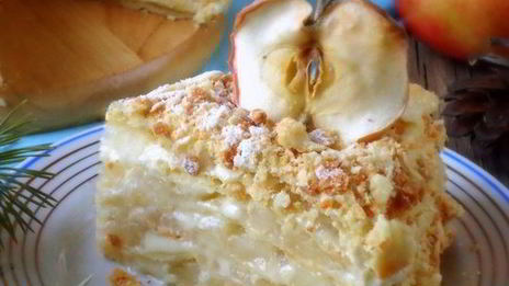 слоеный торт с яблоками и ванильным кремом