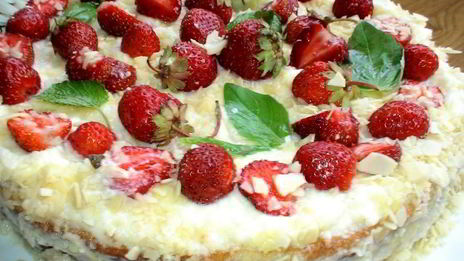 торт клубника на дереве