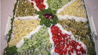 Закусочный торт с колбасой и маринованными огурцами