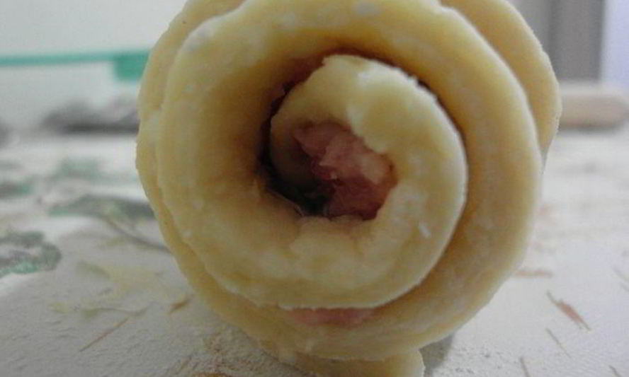 Рецепт творожные рулетики-улитки с мясом