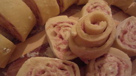 творожные рулетики-улитки с мясом