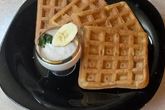 Бельгийские вафли с корицей и банановым кремом