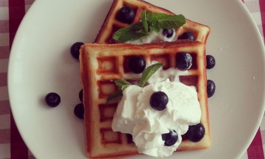 Рецепт бельгийские вафли с мороженным и взбитыми сливками