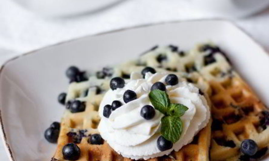 Рецепт черничные вафли на сметане