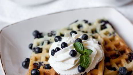 черничные вафли на сметане
