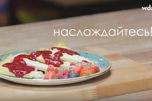 Домашние вафли с малиновым соусом