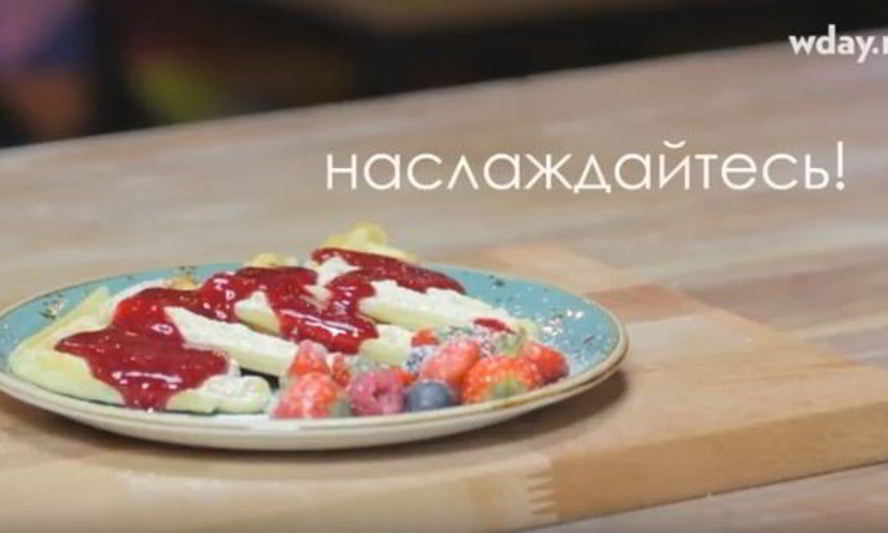 Рецепт домашние вафли с малиновым соусом