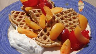 Гречишные вафли с фруктами и йогуртом