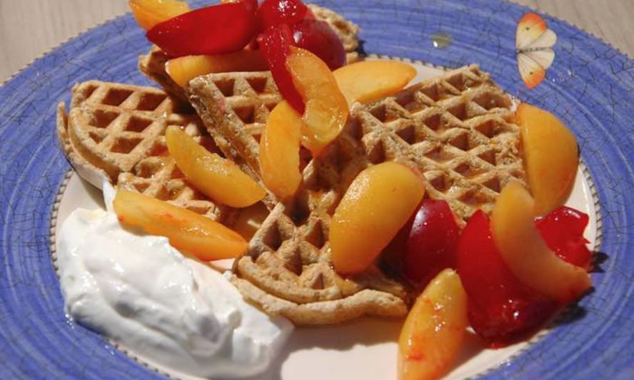 Рецепт гречишные вафли с фруктами и йогуртом
