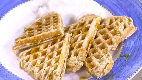 гречишные вафли с фруктами и йогуртом