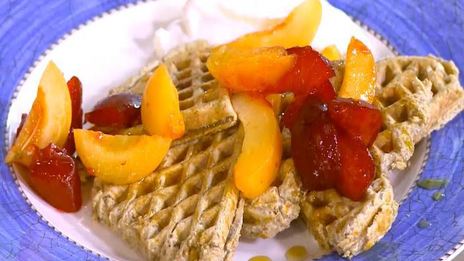 гречишные вафли с фруктами и йогуртом
