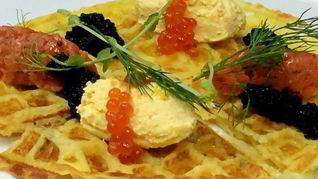 Картофельные вафли с тартаром из лосося с краснои икрои и крема из яи ца