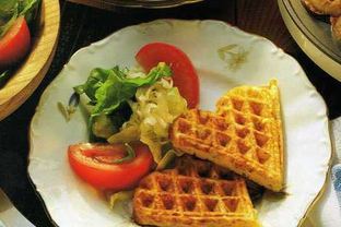 Сырные вафли с салатом