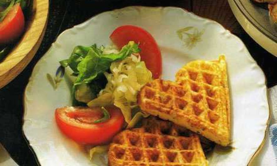 Рецепт сырные вафли с салатом