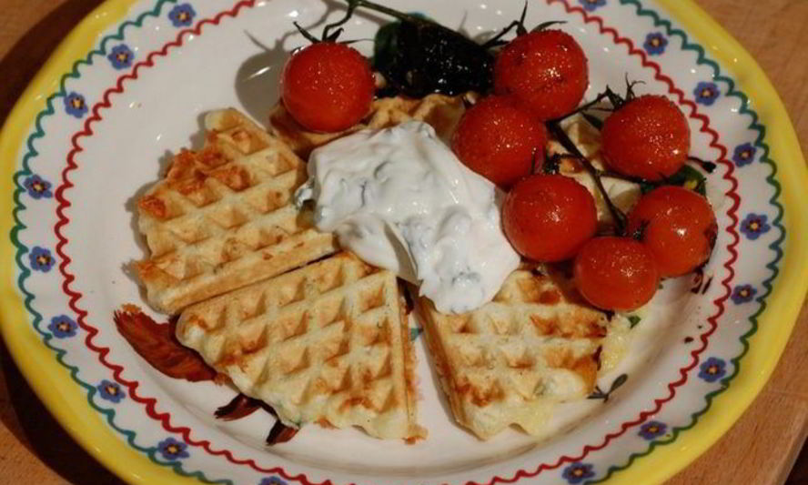 Рецепт сырные вафли с творогом и карамелизированными помидорами