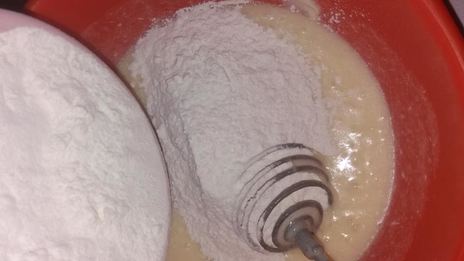 вафельные трубочки с мороженым и малиновым джемом