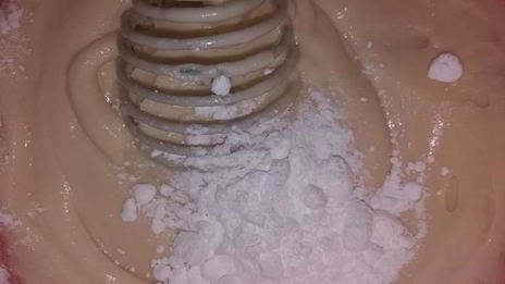 вафельные трубочки с мороженым и малиновым джемом