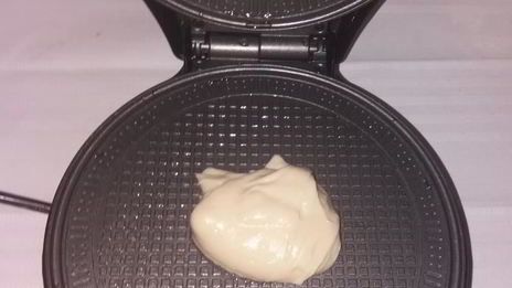 вафельные трубочки с мороженым и малиновым джемом