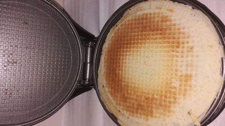 вафельные трубочки с мороженым и малиновым джемом