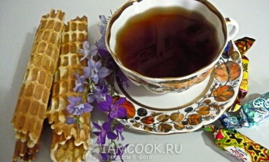 Рецепт вафельные трубочки с вареной сгущенкой и орехами