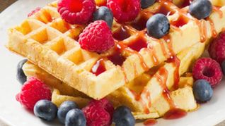 Вафли с черникой и малиной