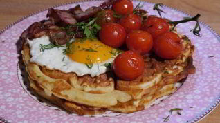 Вафли с помидорами, яйцом и грудинкой