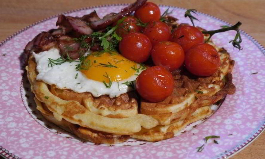 Рецепт вафли с помидорами, яйцом и грудинкой