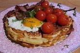 Вафли с помидорами, яйцом и грудинкой