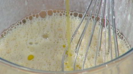 вафли с помидорами, яйцом и грудинкой