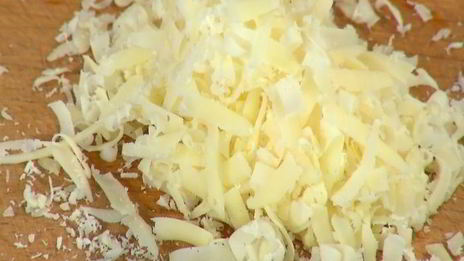 вафли с помидорами, яйцом и грудинкой