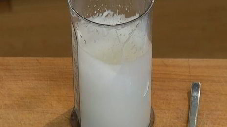 вафли с помидорами, яйцом и грудинкой