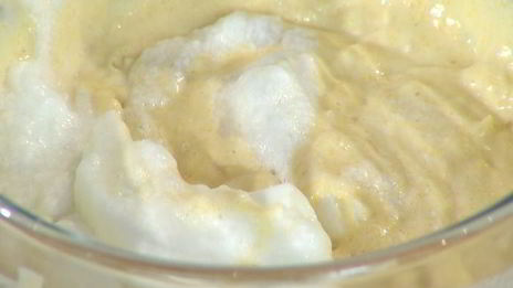 вафли с помидорами, яйцом и грудинкой