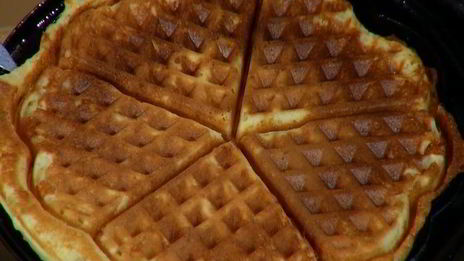 вафли с помидорами, яйцом и грудинкой