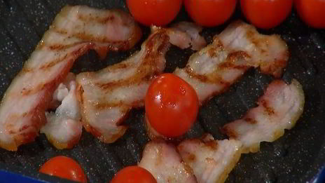 вафли с помидорами, яйцом и грудинкой