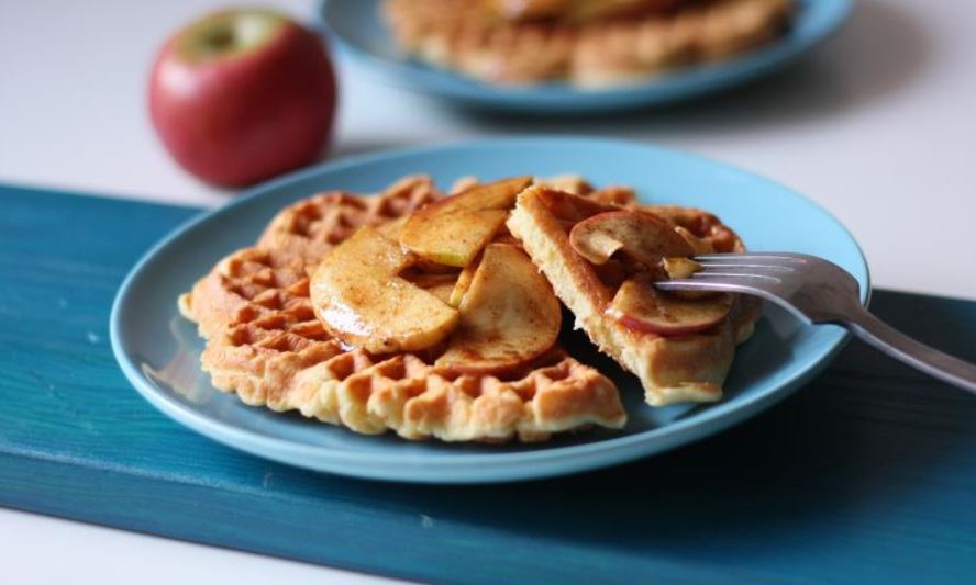 Рецепт вафли с пряными яблоками