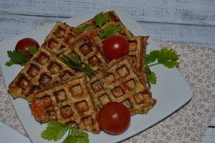 Вафли с сыром и помидором