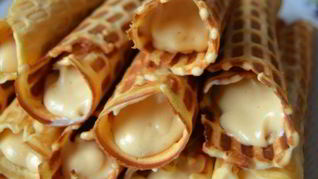 Вафли в вафельнице со сгущенкой