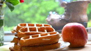 Яблочные вафли с корицей